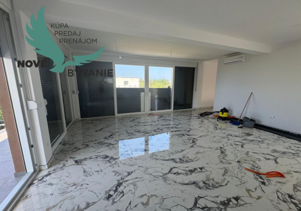 Novostavba apartmán 3x spálňa s 2x strešná terasa len 100m od mora s výhľadom na more, Chorvátsko- Privlaka