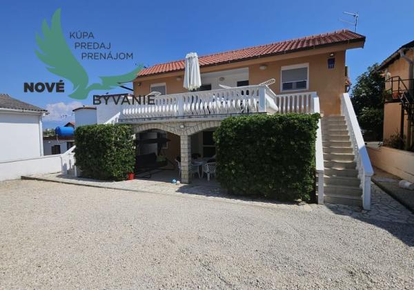 Na predaj dom 4x apartmán s výhľadom na more v Chorvátsku