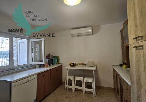 Na predaj dom 4x apartmán s výhľadom na more v Chorvátsku