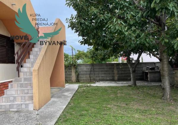 Dom vhodný ako investícia blízko mora s 3x apartmán v Chorvátsku - Vrsi