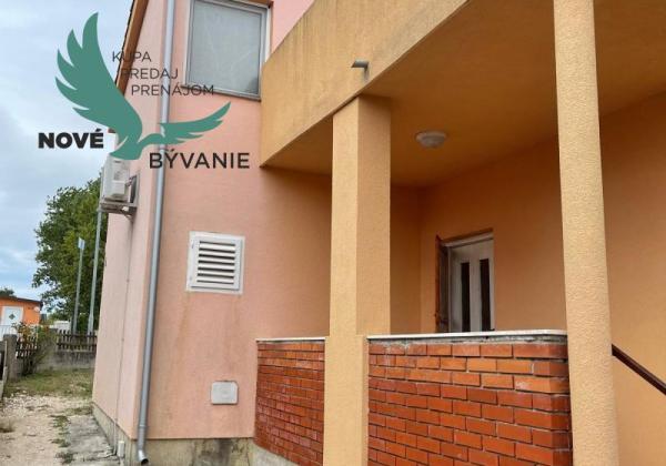 Dom vhodný ako investícia blízko mora s 3x apartmán v Chorvátsku - Vrsi