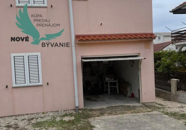 Dom vhodný ako investícia blízko mora s 3x apartmán v Chorvátsku - Vrsi