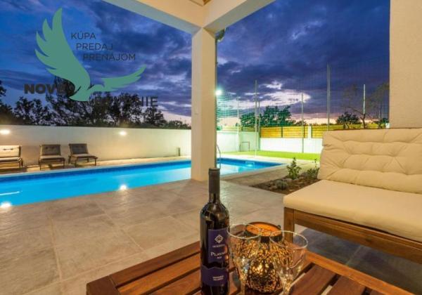 Luxusná novostavba vila s bazénom blízko mora v Chorvátsku v Zatone