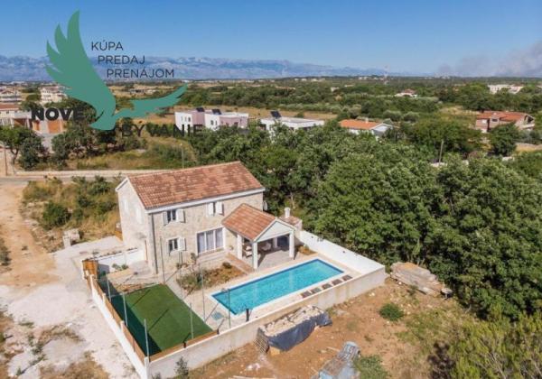 Luxusná novostavba vila s bazénom blízko mora v Chorvátsku v Zatone