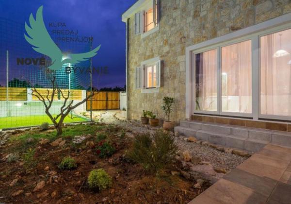 Luxusná novostavba vila s bazénom blízko mora v Chorvátsku v Zatone