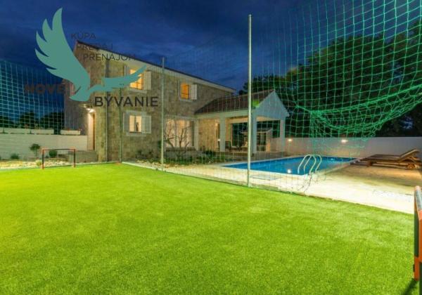 Luxusná novostavba vila s bazénom blízko mora v Chorvátsku v Zatone