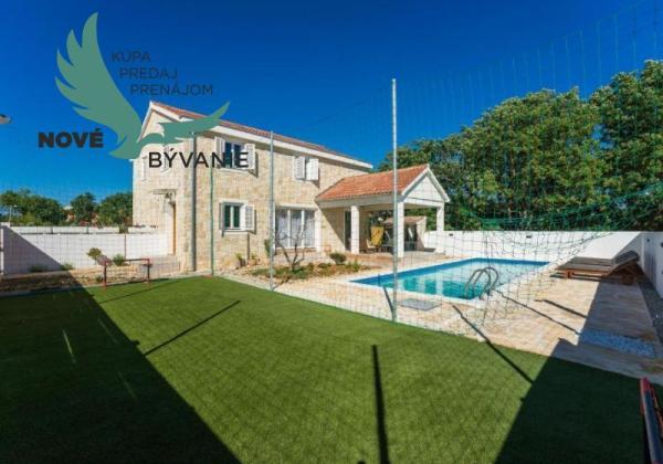 Luxusná novostavba vila s bazénom blízko mora v Chorvátsku v Zatone