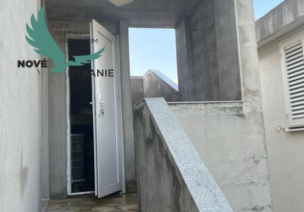 Dom 2x apartmán blízko mora v Chorvátsku na ostrove Vir