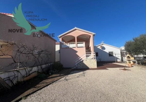 Dom s troma apartmánmi blízko mora v Chorvátsku