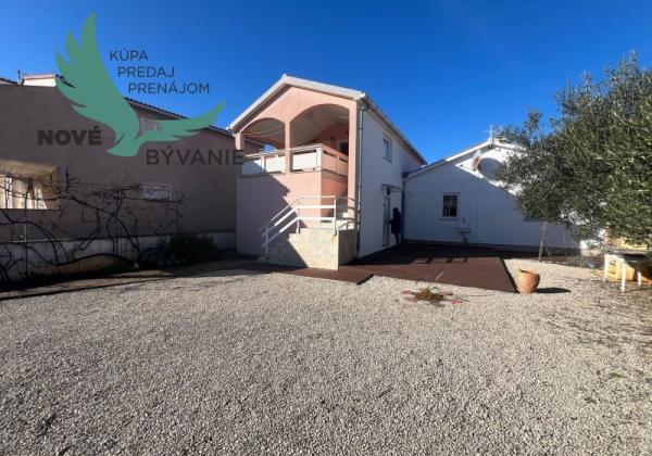 Dom s troma apartmánmi blízko mora v Chorvátsku