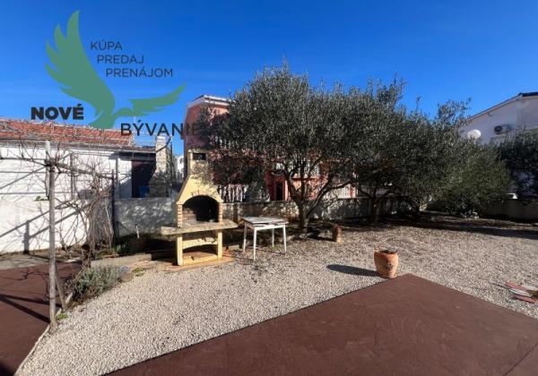 Dom s troma apartmánmi blízko mora v Chorvátsku