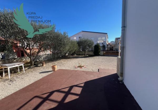 Dom s troma apartmánmi blízko mora v Chorvátsku