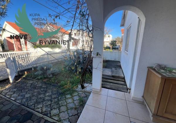 Dom s troma apartmánmi blízko mora v Chorvátsku