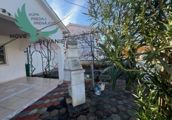 Dom s troma apartmánmi blízko mora v Chorvátsku