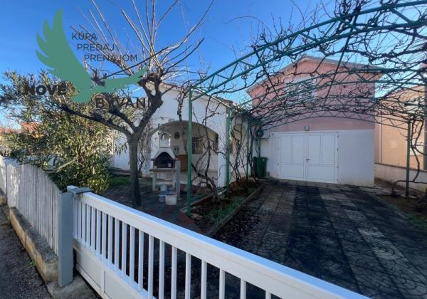 Dom s troma apartmánmi blízko mora v Chorvátsku