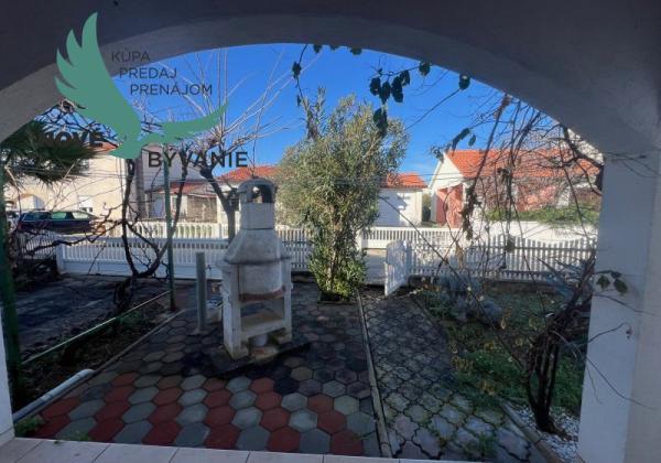 Dom s troma apartmánmi blízko mora v Chorvátsku