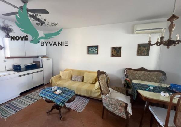 Dom s troma apartmánmi blízko mora v Chorvátsku