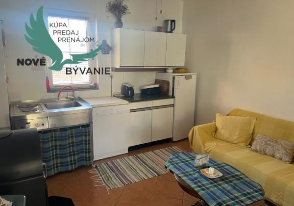 Dom s troma apartmánmi blízko mora v Chorvátsku