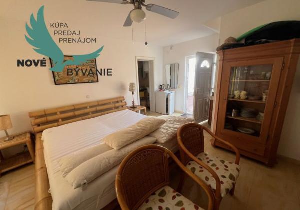 Dom s troma apartmánmi blízko mora v Chorvátsku