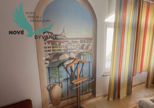 Dom s troma apartmánmi blízko mora v Chorvátsku