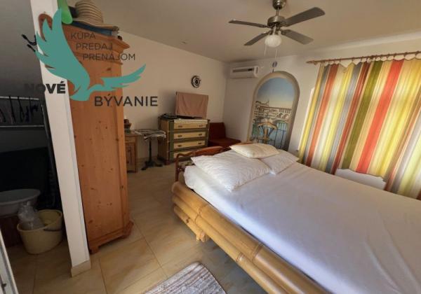 Dom s troma apartmánmi blízko mora v Chorvátsku