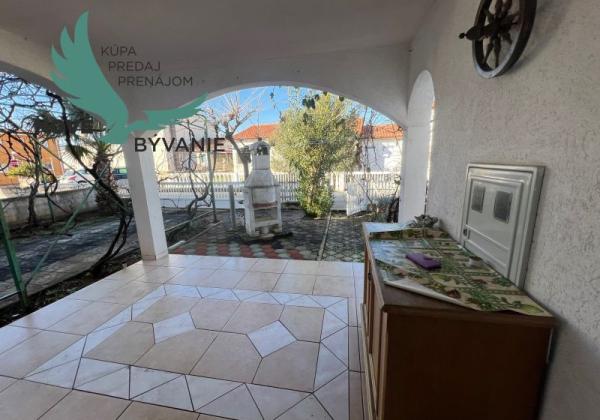 Dom s troma apartmánmi blízko mora v Chorvátsku