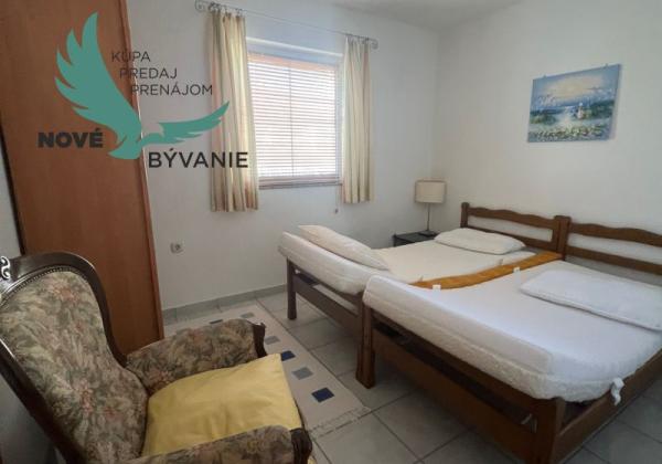 Dom s troma apartmánmi blízko mora v Chorvátsku