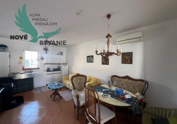 Dom s troma apartmánmi blízko mora v Chorvátsku