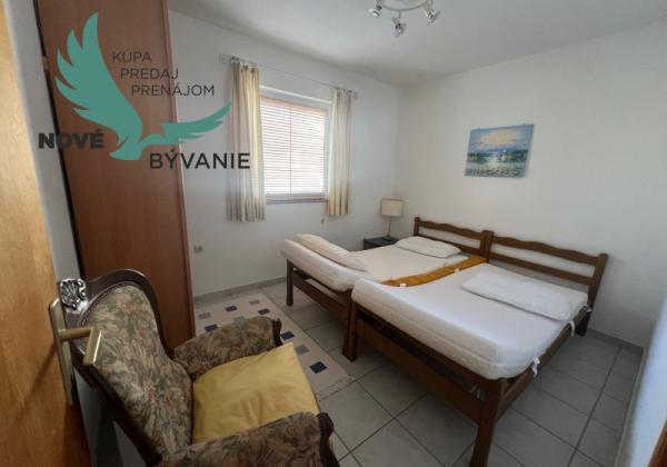 Dom s troma apartmánmi blízko mora v Chorvátsku