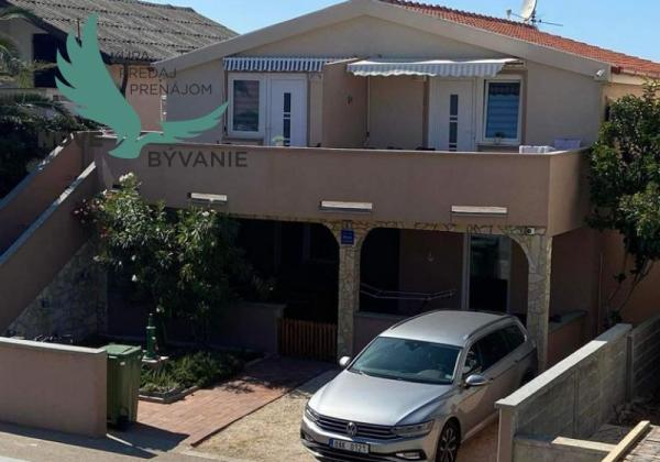 Dom 3x apartmán blízko mora v Chorvátsku, zabehnutý prenájom