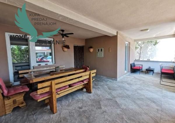 Dom 3x apartmán blízko mora v Chorvátsku, zabehnutý prenájom