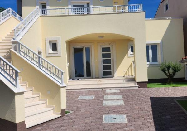 Na predaj vila s bazénom a výhľadom na more v Chorvátsku - Petrčane