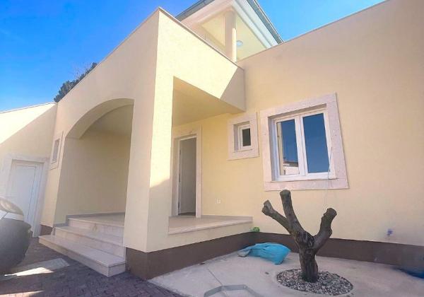 Na predaj vila s bazénom a výhľadom na more v Chorvátsku - Petrčane