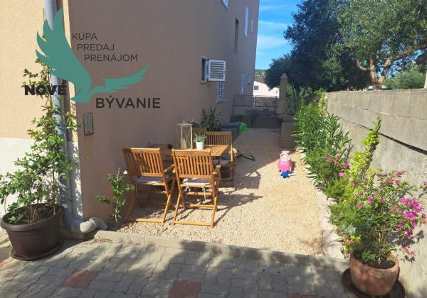 Predaj apartmán so záhradou, blízko pieskovej pláže, Chorvátsko - Pag