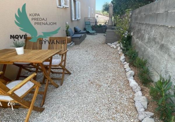 Predaj apartmán so záhradou, blízko pieskovej pláže, Chorvátsko - Pag