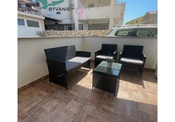 Predaj apartmán so záhradou, blízko pieskovej pláže, Chorvátsko - Pag