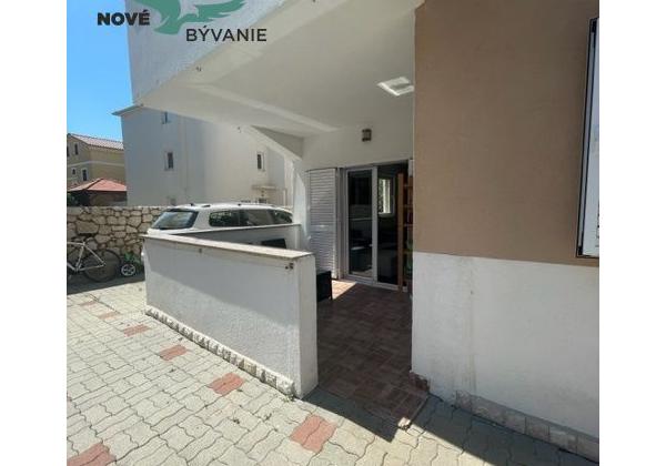 Predaj apartmán so záhradou, blízko pieskovej pláže, Chorvátsko - Pag