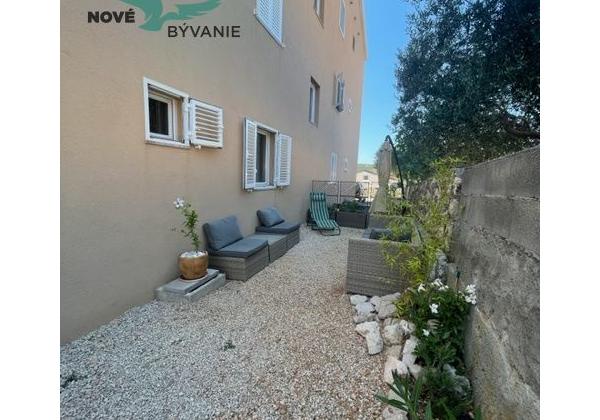 Predaj apartmán so záhradou, blízko pieskovej pláže, Chorvátsko - Pag