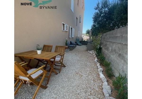 Predaj apartmán so záhradou, blízko pieskovej pláže, Chorvátsko - Pag