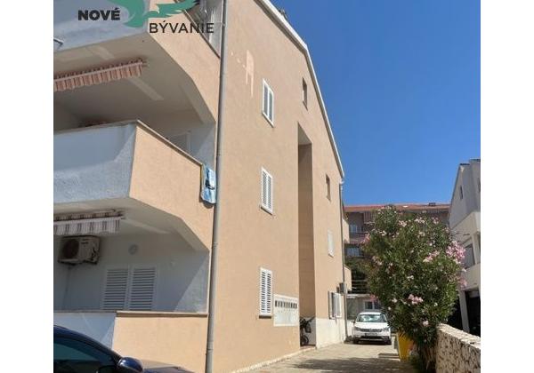 Predaj apartmán so záhradou, blízko pieskovej pláže, Chorvátsko - Pag