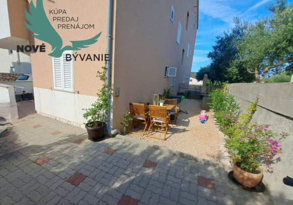 Predaj apartmán so záhradou, blízko pieskovej pláže, Chorvátsko - Pag