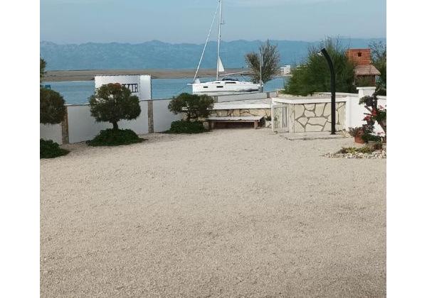 Dom v prvej rade od mora 2x apartmán s výhľadom na more a stavebným pozemkom,Jedinečná ponuka v Chorvátsku