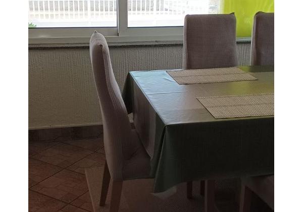 Dom v prvej rade od mora 2x apartmán s výhľadom na more a stavebným pozemkom,Jedinečná ponuka v Chorvátsku