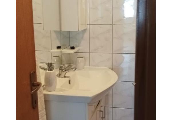 Dom v prvej rade od mora 2x apartmán s výhľadom na more a stavebným pozemkom,Jedinečná ponuka v Chorvátsku