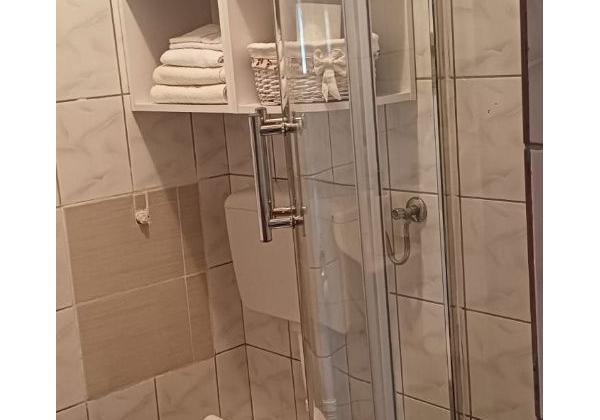 Dom v prvej rade od mora 2x apartmán s výhľadom na more a stavebným pozemkom,Jedinečná ponuka v Chorvátsku