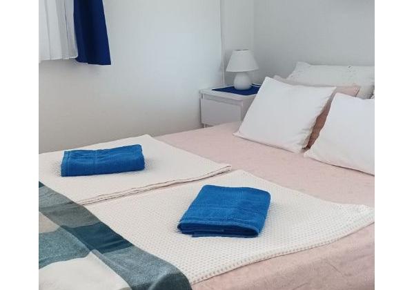 Dom v prvej rade od mora 2x apartmán s výhľadom na more a stavebným pozemkom,Jedinečná ponuka v Chorvátsku