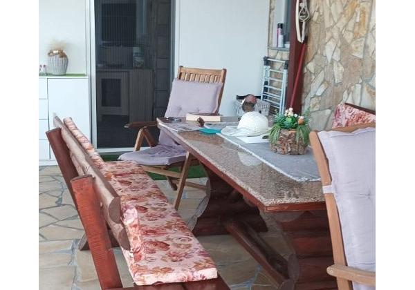 Dom v prvej rade od mora 2x apartmán s výhľadom na more a stavebným pozemkom,Jedinečná ponuka v Chorvátsku