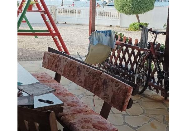 Dom v prvej rade od mora 2x apartmán s výhľadom na more a stavebným pozemkom,Jedinečná ponuka v Chorvátsku