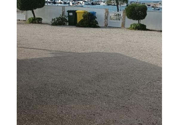 Dom v prvej rade od mora 2x apartmán s výhľadom na more a stavebným pozemkom,Jedinečná ponuka v Chorvátsku