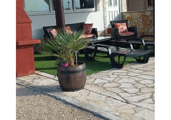 Dom v prvej rade od mora 2x apartmán s výhľadom na more a stavebným pozemkom,Jedinečná ponuka v Chorvátsku